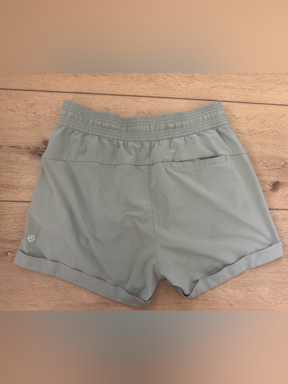 Lululemon Spring Break Away Shorts size 4 Juniper Green